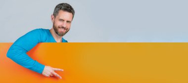 İnsan yüzü portresi, fotokopi alanı olan pankart. Reklam için fotokopi alanı olan boş kağıt pankartın arkasındaki adam barış jestini gösteriyor.