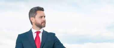 Takım elbiseli bir adam gökyüzü geçmişini kontrol ediyor..