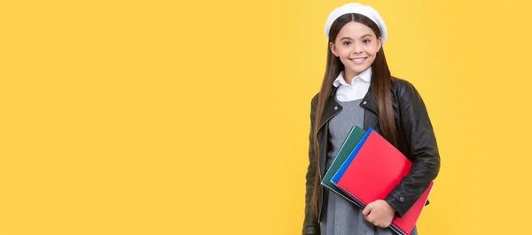 Счастливая Девочка Возвращается Школу Книгами Желтом Фоне Знамя Школьницы Портрет — стоковое фото