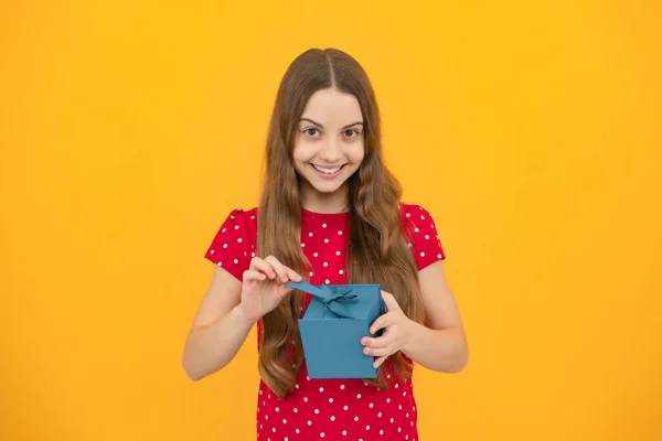 Emotional Teenager Child Hold Gift Birthday Funny Kid Girl Holding — ストック写真