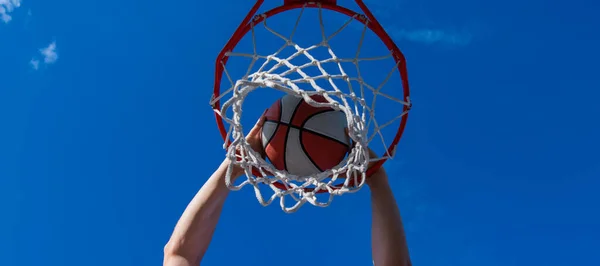 Dunk Basket Slam Dunk Motion Summer Activity Smiling Man Basketball — Φωτογραφία Αρχείου