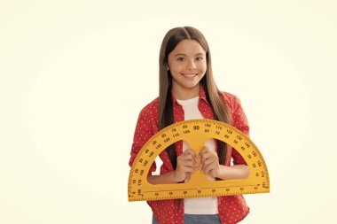 Çocuk matematik okuyor. Boyutunu ölçün. Trigonometri kırtasiyesi. Ölçme ve ölçme. Çocuk eğitimi. Matematik. Pozitif ergen kız iletkeni tutuyor. Okula dönüyorum. Cebir ve geometri.