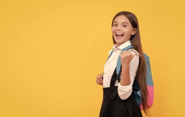 Bilgi günün kutlu olsun. Eğitim konsepti. Üniformalı uzun saçlı çocuk, kopyalama alanı. 1 Eylül. Mutlu çocukluk. Okul çantalı çocuk. Başarı. Genç kız sırt çantası taşıyor. Okula geri dön..