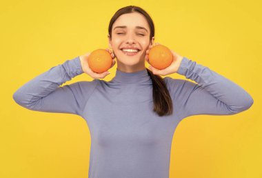 Doğal organik greyfurttan sağlığa. diyet ve cilt güzelliği. Turuncu turunçgil meyveli mutlu kız. Vitamin ve diyet. Sağlıklı yemek tutan kadın.