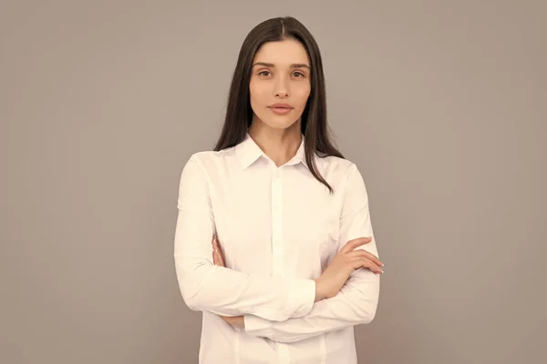 Geschäftsfrau Weißem Hemd Auf Grauem Hintergrund Geschäft — Stockfoto