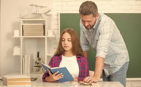 Nieuwsgierige Vader Kind Studeren School Met Boek Schoolbord Achtergrond School — Stockfoto