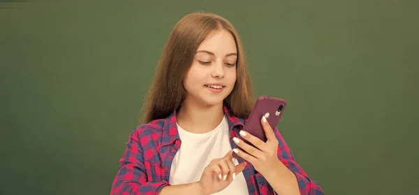 Glimlachende Tiener Meisje Blogger Gebruik Smartphone Terug Naar School Onderwijsapp — Stockfoto