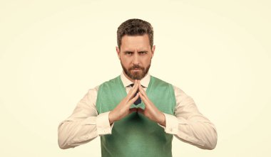 Beyaz arka planda izole edilmiş, sakallı, zarif bir adam..