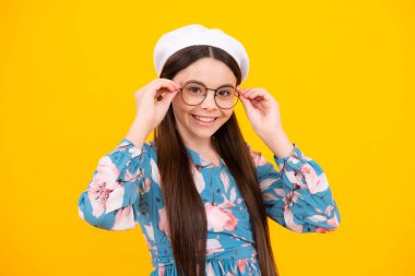 Mutlu ergen, pozitif ve gülümseyen duygular. Stüdyo arka planında gözlük takan genç bir çocuk. Gözlüklü tatlı kız.