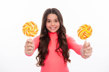 Hippi ergen kız lolipopu yalıyor. Şeker, şeker ve şekerleme. Çocuk lolipop şekeri yiyor. Mutlu kız yüzü, pozitif ve gülümseyen duygular