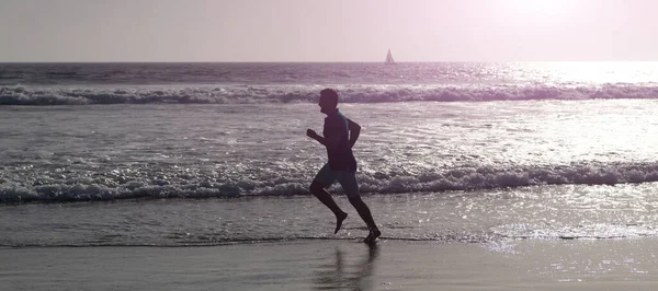 Człowiek Biegający Skaczący Baner Przestrzenią Kopiowania Zdrowy Mężczyzna Biegający Plaży — Zdjęcie stockowe