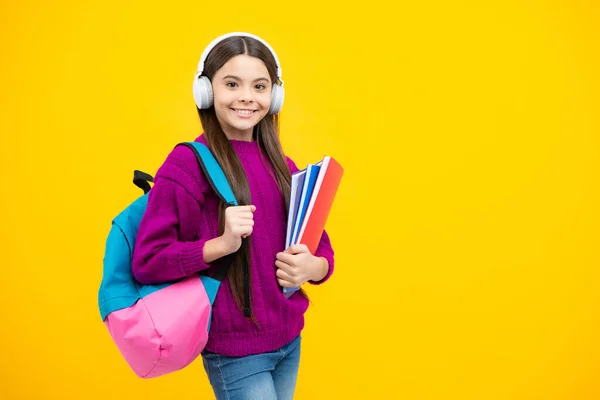 Πίσω Στο Σχολείο Teenager Κορίτσι Σχολείο Σακίδιο Και Ακουστικά Κρατήσει — Φωτογραφία Αρχείου