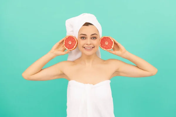 Jong Meisje Handdoek Douche Met Grapefruit Blauwe Achtergrond Vitaminezuur — Stockfoto