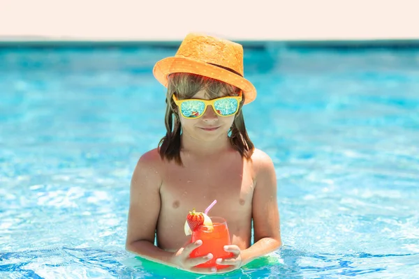 Chłopiec Pijący Koktajl Basenie Mały Chłopiec Basenie Dzieci Pływają Wakacjach — Zdjęcie stockowe