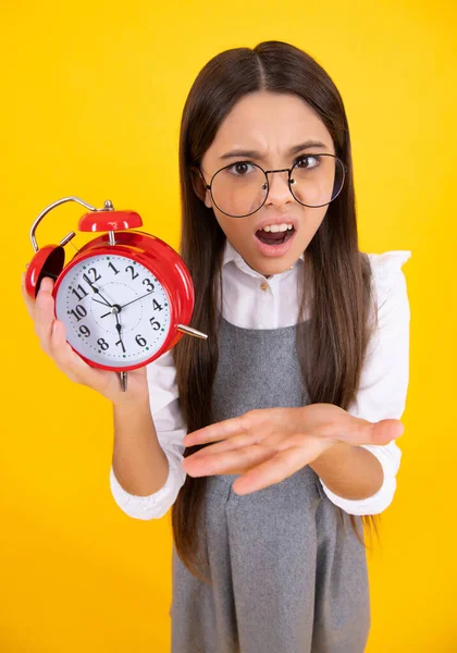 Chica Adolescente Años Mira Despertador Hora Comprar Buenos Días Comprobando —  Fotos de Stock