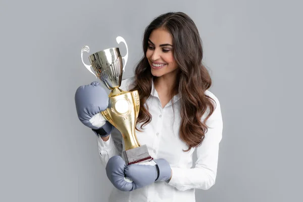 Kobieta Rękawiczkach Bokserskich Trzymać Puchar Zwycięzcy Trofeum Silna Potężna Dziewczyna — Zdjęcie stockowe