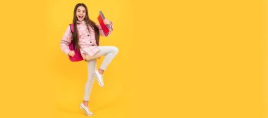 Ergen çocuk okul çantası taşıyor. çocukluk ve eğitim. Enerjik öğrenci defterleri çalışır halde tutuyor. Liseli kız öğrenci pankartı. Kopya alanı olan öğrenci portresi