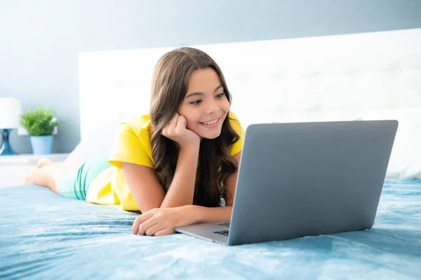 Tini Iskolás Lány Tanul Otthon Ágyban Laptop — Stock Fotó