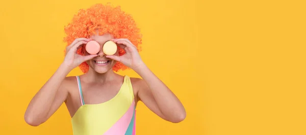 Szczęśliwy Dziecko Strój Kąpielowy Noszenie Pomarańczowy Kręcone Peruka Włosy Trzymając — Zdjęcie stockowe