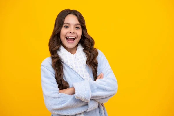 Retrato Menina Adolescente Caucasiana Com Braços Dobrados Isolado Fundo Amarelo — Fotografia de Stock