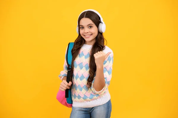 Menina Escola Estudante Adolescente Fones Ouvido Fundo Estúdio Amarelo Isolado — Fotografia de Stock