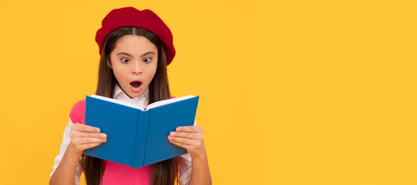Здивована Дівчина Підліток Французькому Береті Читає Книгу Жовтому Тлі Несподіванка — стокове фото