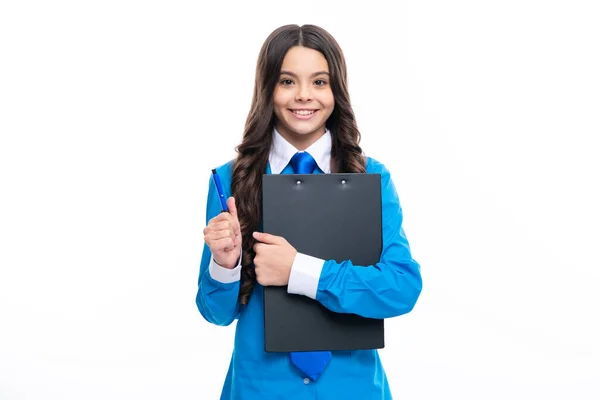 Menina Adolescente Feliz Vestindo Uniforme Escritório Segurando Prancheta Fundo Isolado — Fotografia de Stock