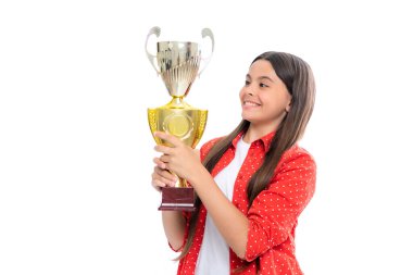 Elinde kupa tutan genç bir kız. Kazanan çocuk, başarıyı ve zaferi kutlayarak yarışmayı kazandı. Beyaz tenli mutlu genç kız portresi