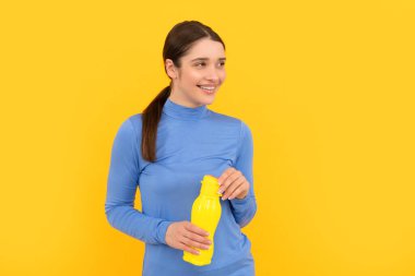 Mutlu kadın maden suyu tutar. Susadım. Plastik şişeli genç kız. Sağlıklı bir yaşam tarzı. Vücuttaki su dengesi. Günde bir içki. Sıvı yeterliliği. Susuz kalma..