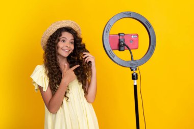 Çocuk video kaydedicisi telefonda video blogu yapıyor. Web günlüğü ve vlog. Genç kız blogger etkileyicisi sosyal medya için video kaydediyor. Mutlu ergen, pozitif ve gülümseyen genç kız duyguları