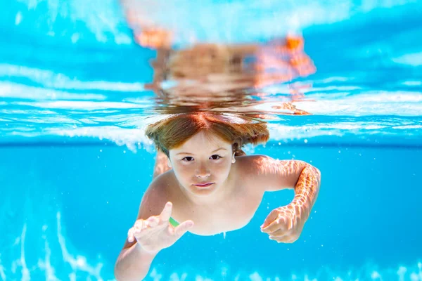 子供は水泳プールで水中で泳いだり潜水したり — ストック写真