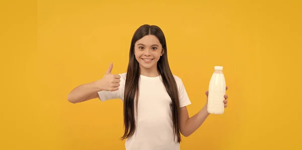 Neşeli Çocuk Süt Ürünleri Satıyor Genç Kız Süt Içecek Sağlıklı — Stok fotoğraf