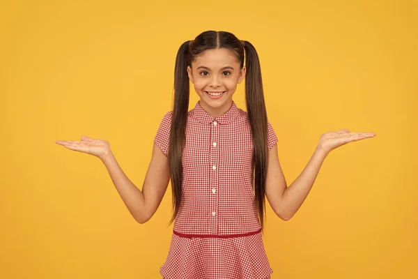 Niño Feliz Que Presenta Producto Espacio Copia Fondo Amarillo Elección —  Fotos de Stock