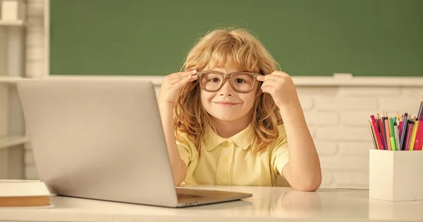 Vrolijk Kind Jongen Bril Studeren Online Schoolklas Met Laptop September — Stockfoto