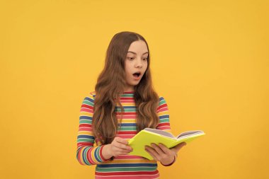 Aman Tanrım. Şok olmuş çocuk kitabı okuyor. Okul eğitimi. Okula dönelim. 1 Eylül. Sakin ol ve bir kitap oku..