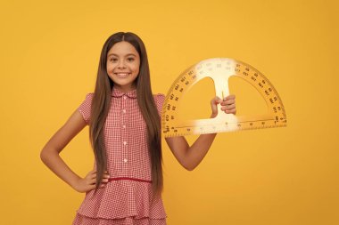 Okulda mutlu çocuk matematiği öğrenimi. Tutucu cetvel, okul..