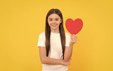 Sarı arka planda kırmızı kalpli neşeli çocuk, aşk günü.