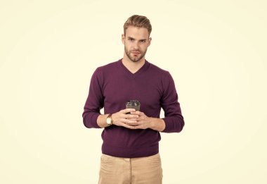 Kafkasyalı, sıradan tarzda kahve bardağı tutan, beyaz kahve bardağı, sabah....