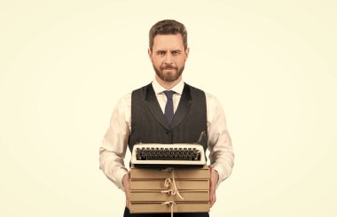 Bir sürü iş. İş adamlarının elinde dosya yığını var. Modern iş. Adam projeye hazırlanıyor. Evrakları ve retro daktilosu olan bir CEO. Panosu beyaz üzerine izole edilmiş olgun patron.