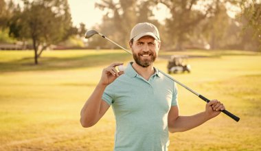 Neşeli erkek golfçü profesyonel sahada yeşil çimen topu, spor.