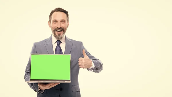 Feliz Hombre Negocios Grizzled Que Presenta Pantalla Verde Del Ordenador —  Fotos de Stock