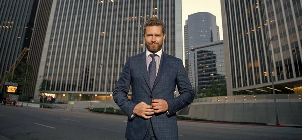 男性の公式ファッション 自信のある髭のボス 正式な形でスタイリッシュな成熟したビジネスマン ビジネスの成功だ ビジネススーツの成功した男 事務所の外でマネージャーが — ストック写真