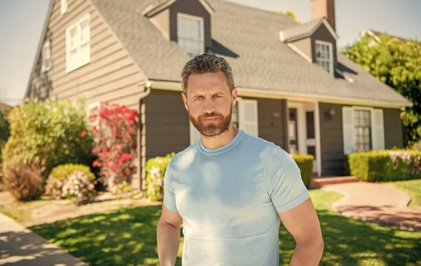 Unshaven Guy Standing New House Realtor — Stock Photo, Image