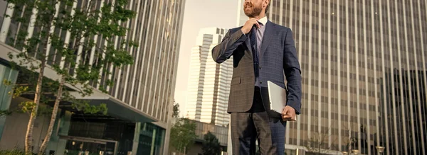 オフィスの外でPcを保持するビジネススーツに自信のある起業家を切り詰め フリーランス — ストック写真