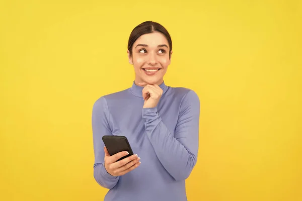 Modern Kommunikationsteknik Kvinna Bloggare Använda Smartphone Glad Dam Som Jobbar — Stockfoto