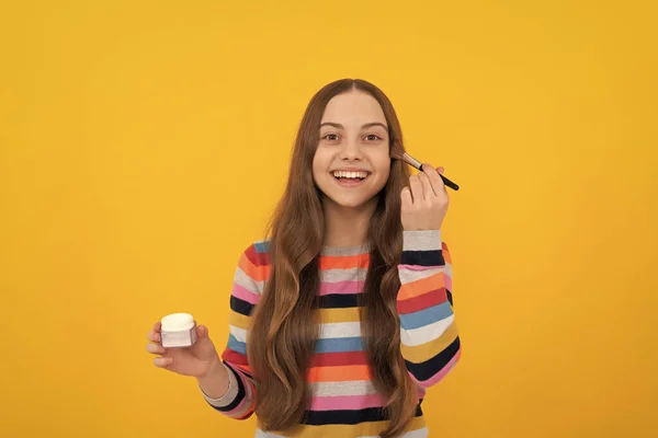 Maquiagem Para Todos Dias Diversão Menina Feliz Aplicar Fundação Sorriso — Fotografia de Stock