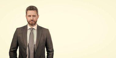 Ciddi bir emlakçı. Emlakçı beyazı izole etmiş. Profesyonel bir adam. Takım elbiseli avukat. Emlakçı. Olağanüstü hizmet için, alanı kopyala.