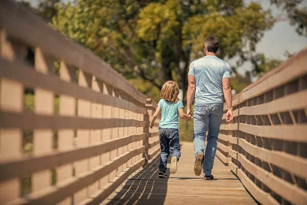 Happy Father Leads His Kid Walking Outdoor Back View Parenting — Stock Photo, Image