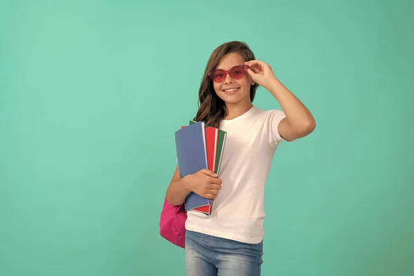 Vuelta Escuela Día Del Conocimiento Educación Chico Con Gafas Sostiene —  Fotos de Stock