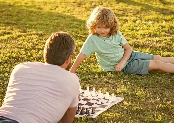 Táta Děcko Hrají Logickou Hru Otec Syn Hrají Šachy Trávě — Stock fotografie